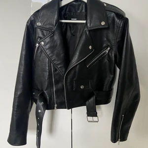 Snygg skinnjacka  - Säljer min super snygga skinnjacka. Använd men i bra skick. Köpt på bikbok 2020. Kan mötas upp i Linköping eller fraktas mot fraktkostnad💗