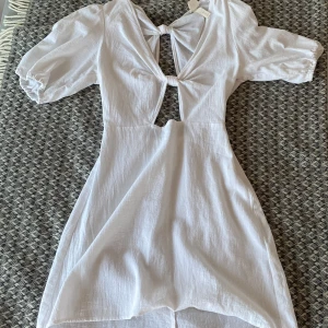 Klänning från H&M storlek 36 - En fin sommarklänning som tyvärr har blivit för liten. Sällan använd men perfekt att ha under en tjocktröja eller som den är!   Kund står för frakt🦋