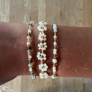 Pärlarmband - Pärlarmband med valfri storlek, färg & mönster 💐 2 armband för 32kr, 3 armband för 42kr, 4 armband för 52kr, 5 armband för 62kr. Blomarmband kostar 40kr Frakten kostar 13kr 🌸