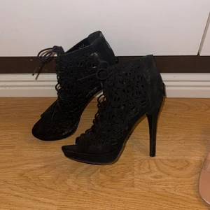 Högklackde skor - Svarta höga klackar