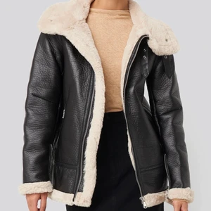 Jacka - Sjukt fin men inte min stil, endast använd 1 gång så som ny. Märkt 34 men passar mig som har 36. Nypris 650. Möts i Stockholm eller skickar mot fraktkostnad <3