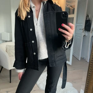 Grå jeansjacka  - Säljer en riktigt snygg jacka från Carin Wester. Har själv använt den både knytten och utan. Super snyggt båda två ! Jackan är i ett mycket bra skicka och endast använda under ett litet tillfälle. Säljer då jag inte får användning av den✨ ny pris:500kr