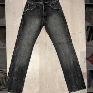 Snygga jeans köpta second hand men är tyvärr för små, skulle säga att storleken är S/XS