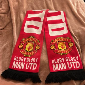 Manchester United kit, halsduk och tröja. - Manchester united halsduk i mycket bra skick 