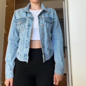 Blå jeans jacka  - Blå jeans jacka. Tvättas innan köp. Köparen står för frakten.