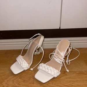 Vita klackar - Vita klackar med snören som man knyter runt benet