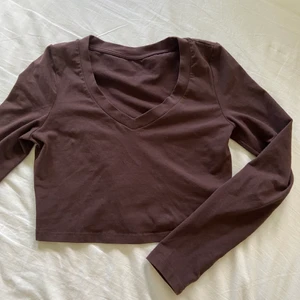 brun långärmad  - Brun långärmad från shein, säljet pga att den inte kommer till användning, tröjan har jätte skönt material 🧸
