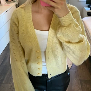 stickad kofta - Gul stickad kofta från bikbok som inte kommer till användning längre, koftan är i bra skick och har jätte skönt material 💛