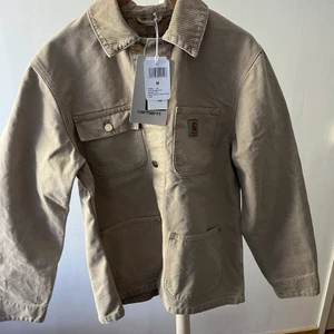 Carhartt jacka, oanvänd - Carhartt working jacket beige - M, 1150kr   Passar medium och liten large. Köparen står för frakt.