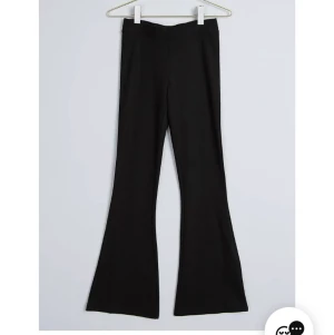 utsvängda byxor  - utsvängda leggings i tjockare material från gina tricot. i fint skick💗💗 nypris: 250 kr