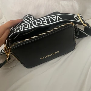 Valentino väska - Säljer min valentino väska då jag inte får någon användning för den längre🤍Nyskick!! Slutsåld på många ställen