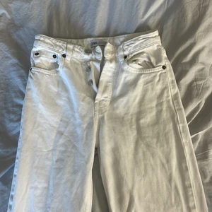 Mid waist jeans - Säljer mina mid rise jeans från Zara! Köpta här på Plick men nästan oanvända. Säljer då de är för små och inte min stil💗 strlk 32. Säljer för 150kr💗