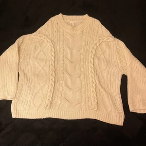 Knit wear klänning - Knitted wear klänning perfekt för vintern stylar med knä stövlar. det når till ditt lår. Aldrig använt i perkt skick. Man kan också använda som är en vanlig tröja.  Dm för mer info och bild