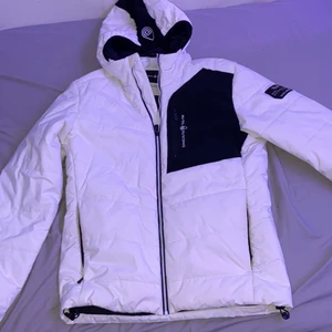 Sail racing jacka storlek S - En varm sail racing jacka som inte är använd alls så inga skador elle missfärgningar  2500 butikspris