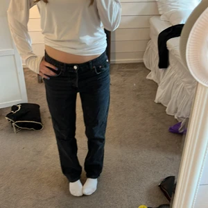 Zara jeans  - Funderar på att sälja mina svarta midrise jeans från Zara då jag inte riktigt gillar passformen. Storlek 38 men passar mig som också har 36. Skriv vid intresse/andra frågor. Helt slutsålda på deras hemsida!! Tryck ej köp nu! 💕