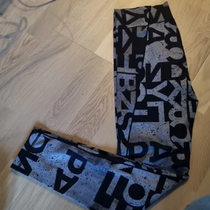 Adidas träningstights S - Träningstights från Adidas i storlek S. Fint skick. 