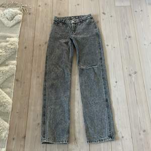lågmidjade gråa straight jeans från newyorker! änvända flertal gånger men är i bra skick. storleken är xs men är inte säker på om det är 32. nypris 279💕