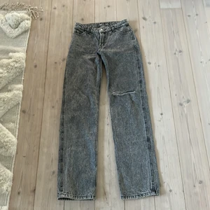 Lågmidjade jeans - NewYorker - lågmidjade gråa straight jeans från newyorker! änvända flertal gånger men är i bra skick. storleken är xs men är inte säker på om det är 32. nypris 279💕