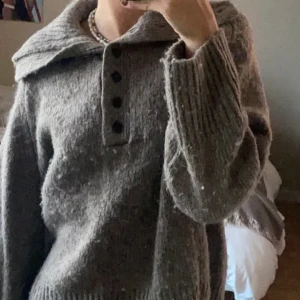 Mysigtaste tröjan från zara  - Säljer min favorit tröja från zara💖💖Köpte den från förra höstens zara kollektion och den har kommit till stor användning!