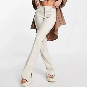 Jätte fina beiga byxor  - Beiga byxa från asos. Skulle säga att de ät ish kostymbyxor, jätte fina och lågmidjade.  