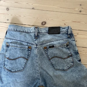 Lee-jeans - Ljusblå, raka lee-jeans med lite randig textur, så snygg till hösten🍂!  Sitter till hälarna på någon som är 175 cm🥰