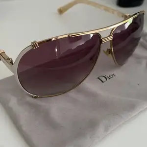 Original Dior solglasögon säljes då jag nu efter många år köpt nya. Dessa är i mycket gott skick (välbevarade) och har inte en enda repa. Köptes nya för 2700:- för många många år sedan. Säljer mina nu. 