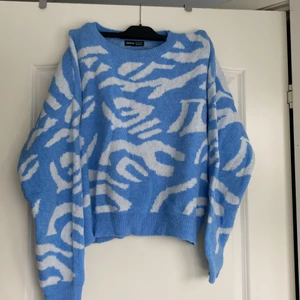 Ljusblå sweatshirt med mönster  - En skön och fin sweatshirt nu perfekt till kallare väder, fint mönster. 