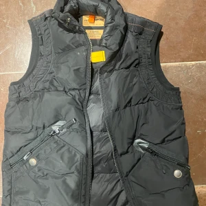Parajumpers väst  - Säljer Parajumpers Kobuk Masterpiece Vest i storlek xs pga utrensning av garderob. Har digitalt kvitto bevis om det skulle behövas samt att jag kan mötas i Göteborg. Priset går att diskutera.  
