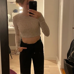 Beige topp  - Säljer en jättefin croppad beige topp då den tyvärr inte kommer till användning