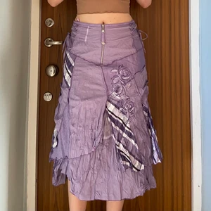 Kjol - Så himla fin och cool kjol men används inte av mig. Väldigt justerbar eftersom den knyts i sidorna som en korsett. Möts i Stockholm eller skickar mot fraktkostnad <3