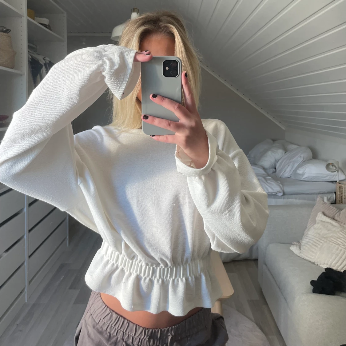 Vit långärmad tröja med snygga detaljer - 90