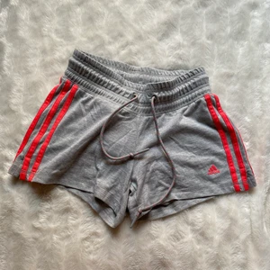 Gråa adidas shorts med rosa streck - Ett par gråa adidas shorts i superbra skick i storlek 2XS. Säljer pga är för små för mig. Om du har fler frågor om mått, frakt m.m är det bara att höra av dig!⭐️
