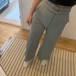 Snygga vintage byxor! - Byxor köpta second hand med snygga detaljer. Jag är 170 cm lång och brukar ha W27 i jeans. 