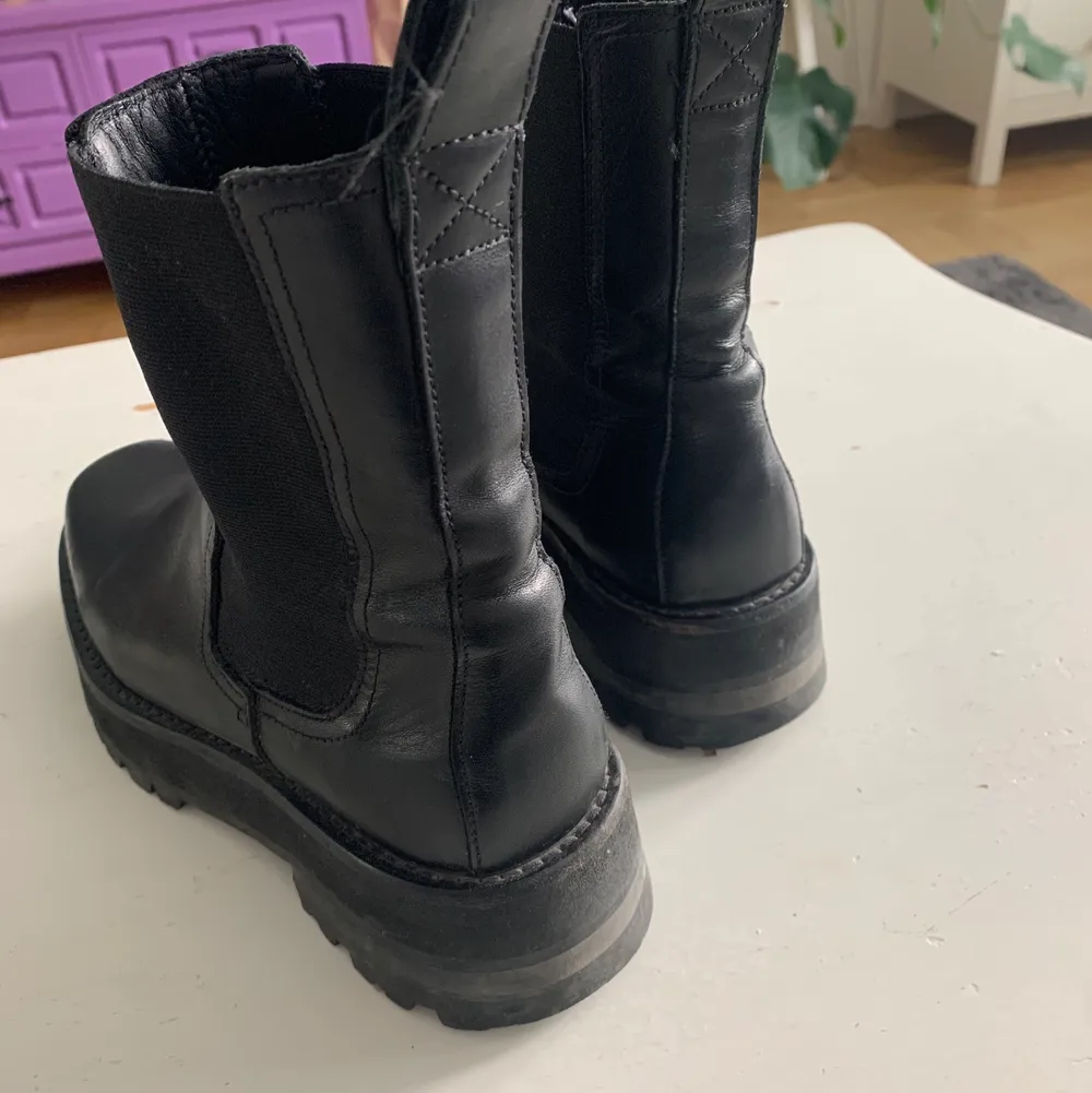 Snygga Chelsea boots i storlek 38 från &other stories. Sparsamt använda 1 säsong. Världigt bra skick (endast lite skavt längst fram som inte syns så mycket) . Skor.