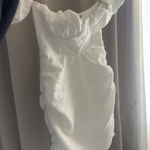 Vit klänning - Säljer min klänning som jag hade på studenten då jag inte tror att jag kommer att använda den något mera. Ps jag har sytt den lite vid bysten då jag tyckte dom såg lite för puffiga ut men sömmen går att ta bort om man så vill! 💖