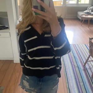 Stickad tröja - Säljer nu min superfina tröja som jag kört från hm för ett tag sen. Tröjan har inte kommigt till andvändning så mycket men den är superskönt och sitter väldigt bra på💗 Kan mötas i sthlm!