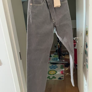 Levis 501 32/32 (Sällsynt färg) - Klassiska 501 storlek 32 i midjan samt 32 i längd. Helt oanvända, till och med alla tags på Köpta på outlet i USA Köp dom nu för: 699kr 