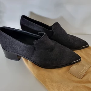 Acne studio loafers  - Mocka loafers från acne studios. Använda en gång så definitivt nyskick.  Står 35 i storlek men är förstora för mig som har 36..  Dustbag medföljer!
