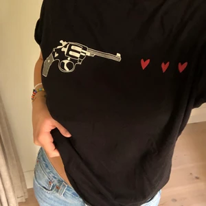 t-shirt från gestuz - t-shirt från gestuz, väldigt sparsamt använd. storlek xs men sitter mer som en s. 100kr + 39kr frakt