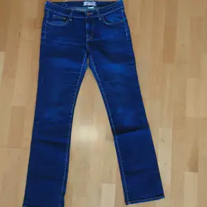 Snyggt slitna jeans från H&M, storlek 30. Strech, raka ben. Mörkare blå färg. Ev frakt betalas av köparen.
