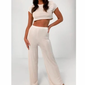 Lounge set - Ett set från missguided. Helt oanvänd, då den är lite för lång för mig. 