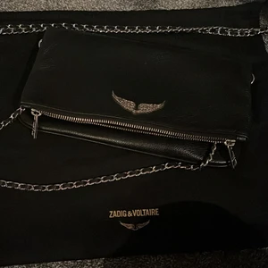 Zadig Voltaire Väska svart - Zadig väska 💗 som inte ens är använd typ, köptes för 3265kr och säljs för bara 1200kr 💗💗💗