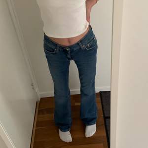 Intresse koll! Jeans från GINA TRICOT i storlek 32. Nypris 500 kr. Stretchigt material. Skulle säga att jeansen är lågmidjade och passar 34-36. Jag är 165 cm lång. Köpta för någon månad sedan.