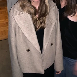 Kort kappa - Säljer denna superfina kappan från vila. Den är i storlek 38! Nypris 559kr. Frakt ingår ej