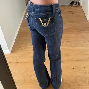 Lågmidjade jeans - Skit snygga lågmidjade jeans med detajer på bakfickorna, köpt second hand