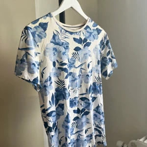 Blå/vit bondelid t-shirt - Skick: 7-8/10 Storlek: S Passar: S Orginalpris: 399kr