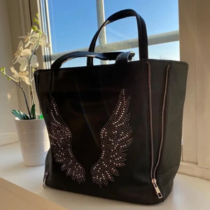 Svart rymlig väska - Säljer nu en gammal favorit 🫶🏼 Väskan är i mycket fint skick och har en liten inner necessär i sig (se bild 2). Långt axelband medföljer (se sista bilden)   Första bilden är lånad 