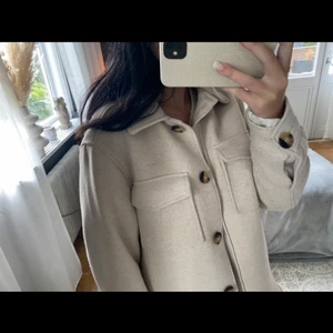 Höstjacka - Säljer nu min beigea helst jacka, bara andvänd ett fåtal gånger och har fint skick, skriv t mig om du är intresserad💕