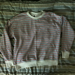 Randig tröja/sweatshirt - Vit, blå och rödrandig tröja/sweatshirt från pull&bear. Storlek M. 