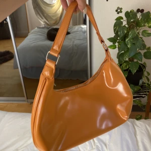Axelväska - Orange läderimiterad axelväska från ginatricot. Använd endast 1 gång!